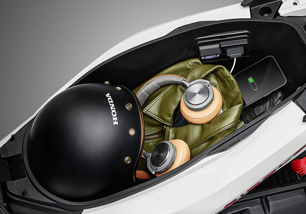 Cốp xe được tinh chỉnh với dung tích lớn, cho phép sạc thiết bị điện tửi trong qua trình di chuyển