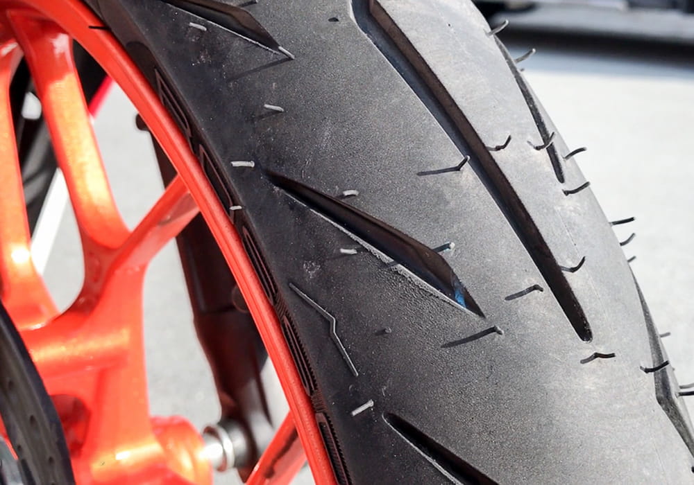 Pirelli Rosso Sport gây ấn tượng với thiết kế gai rãnh dạng Flash mang phong cách thể thao