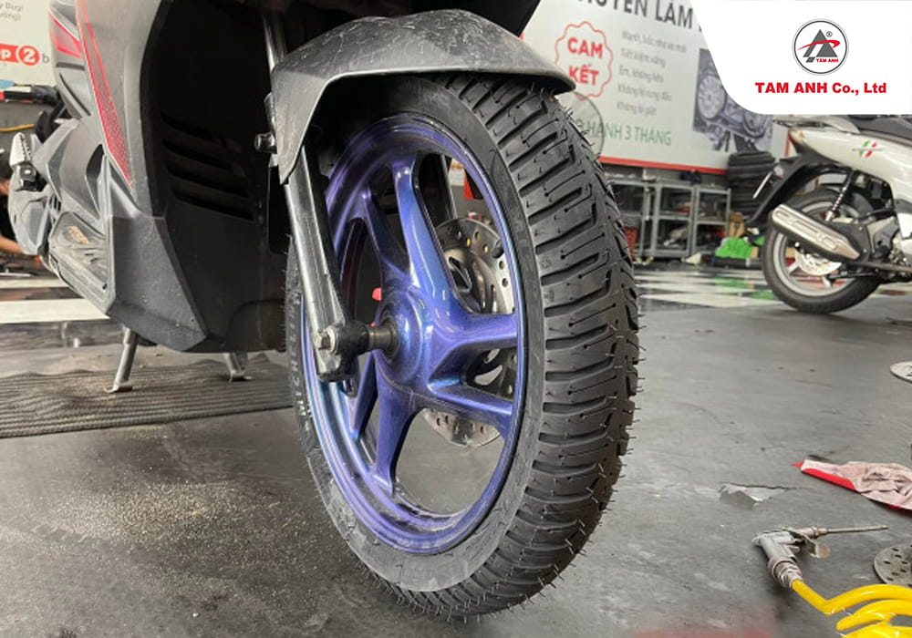 Michelin City Extra sở hữu khả năng bám đường ấn tượng trong môi trường đô thị, kể cả khi di chuyển trên đường trơn ướt