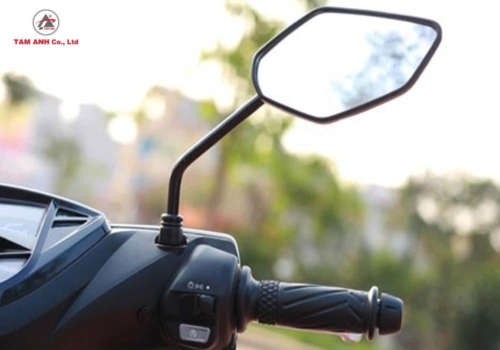 Kiểm tra và điểu chỉnh gương chiếu hậu phù hợp với tư thế ngồi và tầm quan sát phía sau tốt nhất