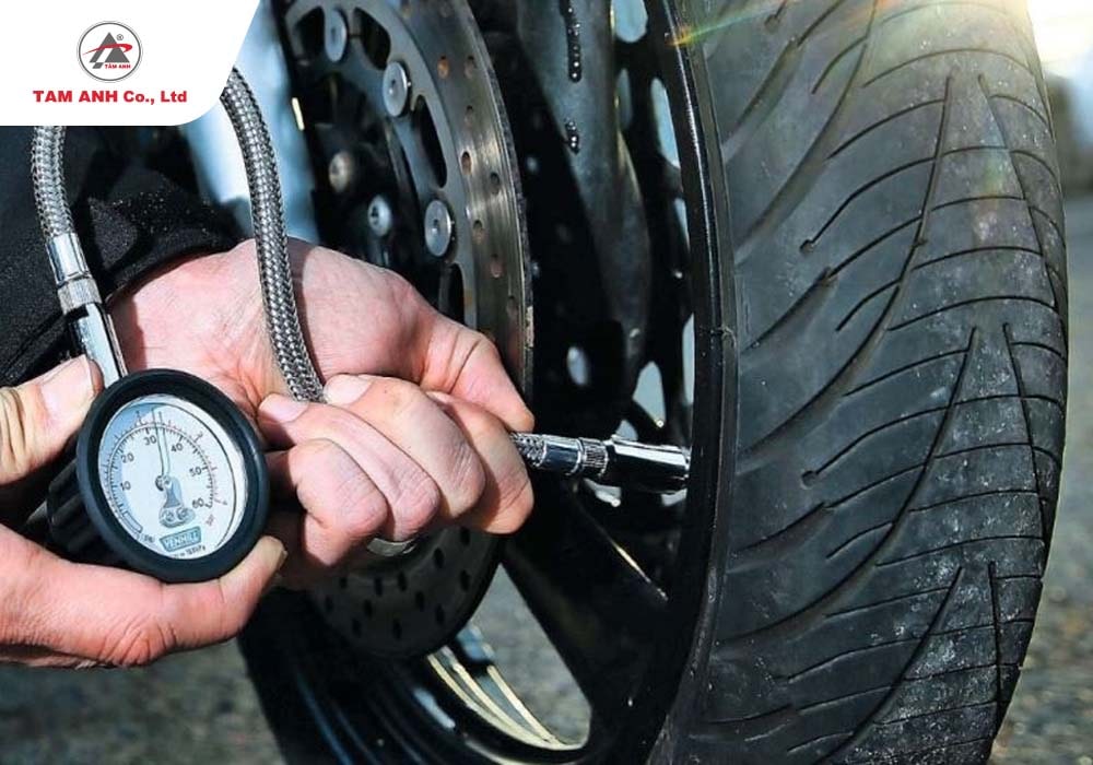 Kiểm tra áp suất lốp trước mỗi chuyến đi quan trọng sẽ giúp xe vận hành trơn tru và an toàn tuyệt đối