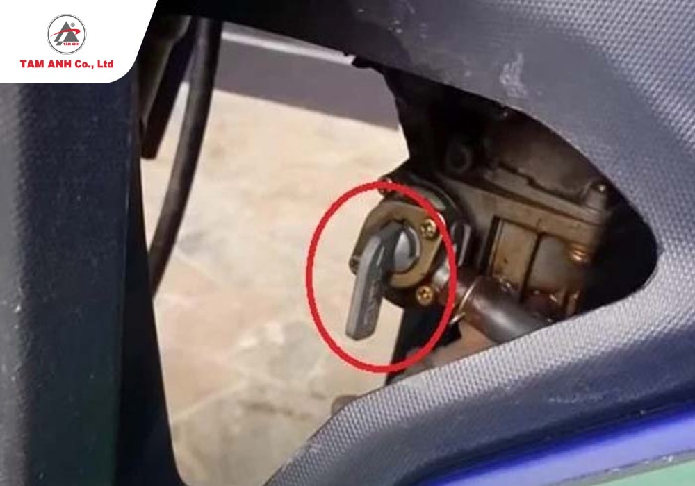 Xác định vị trí khóa xăng trên xe để sử dụng khóa xăng đúng cách