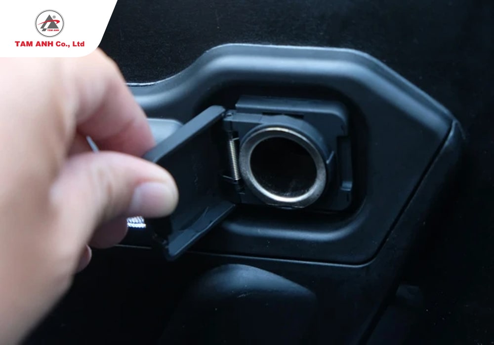 Cổng sạc điện thoại trên xe máy là loại USB 12V, giúp người dùng dễ dàng sạc pin trong mọi tình huống