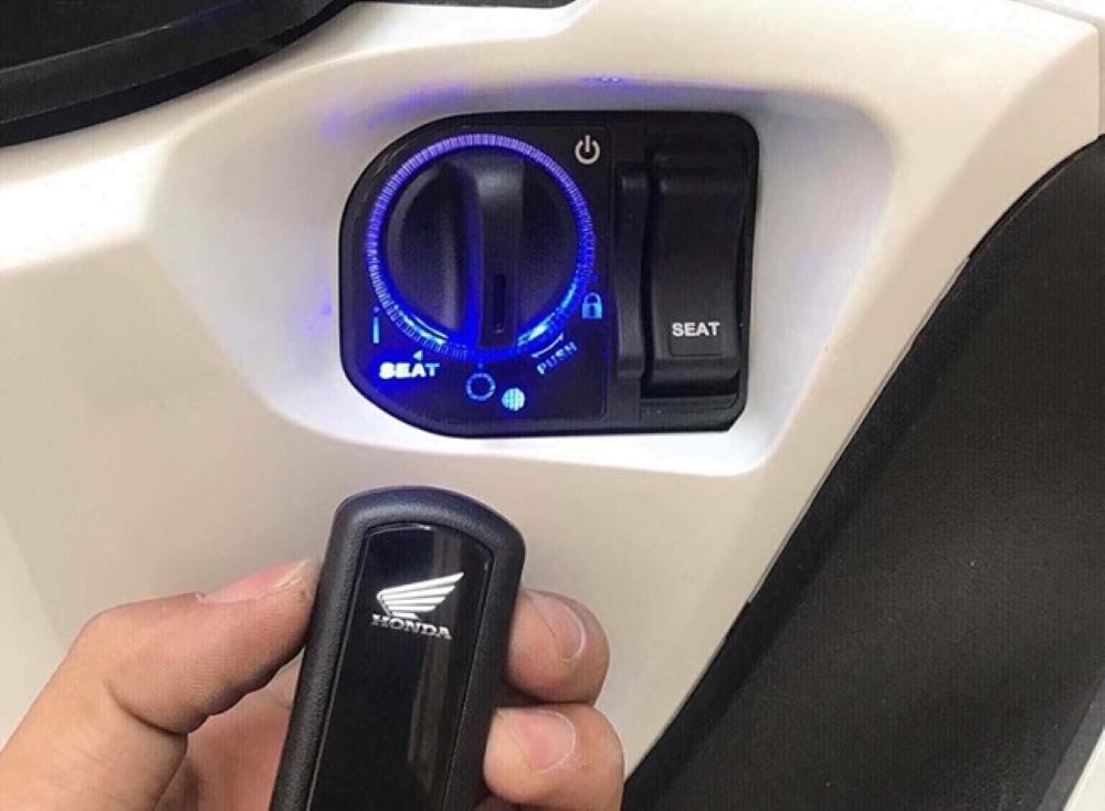 Hệ thống khóa Smartkey cho phép xe giao tiếp với thiết bị điều khiển từ xa