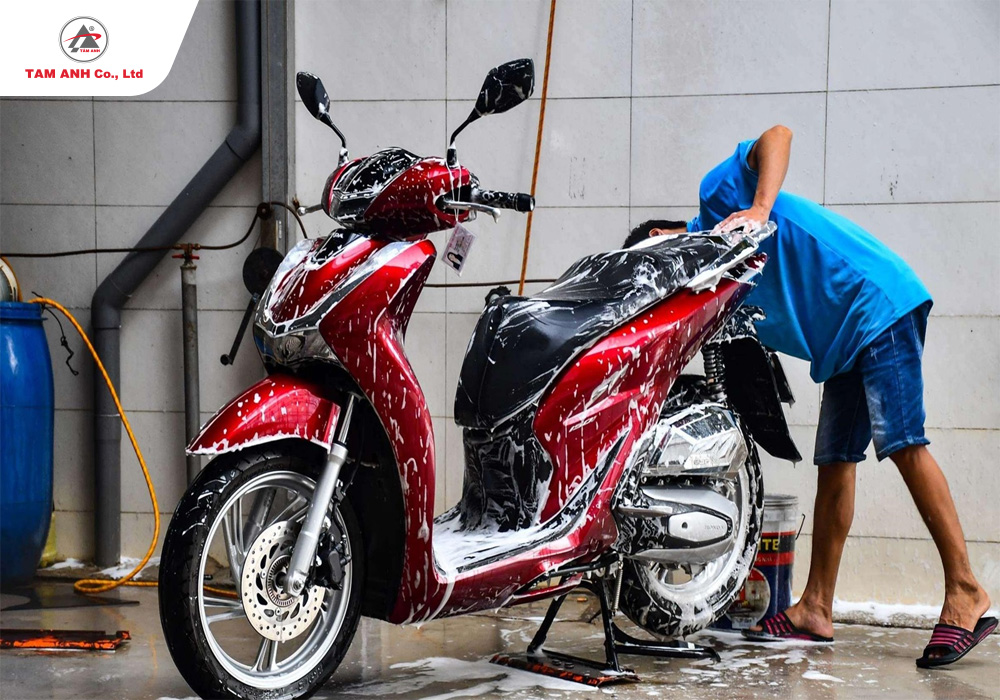 Nên rửa xe máy với tần suất lý tưởng là 3-4 tuần/lần