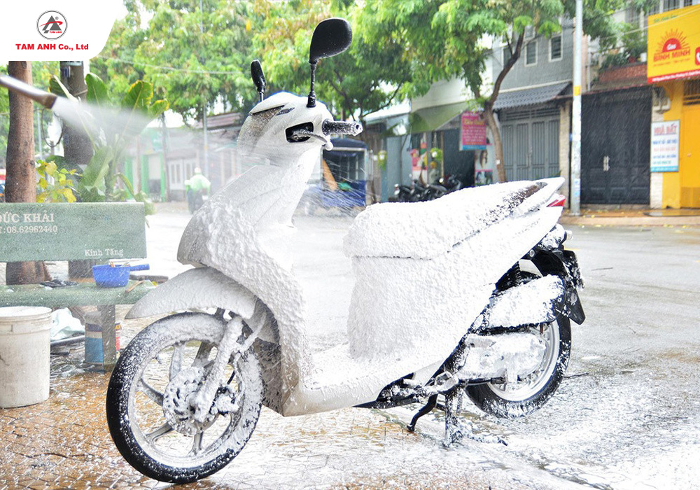 Xịt dung dịch đã pha lên toàn bộ thân xe