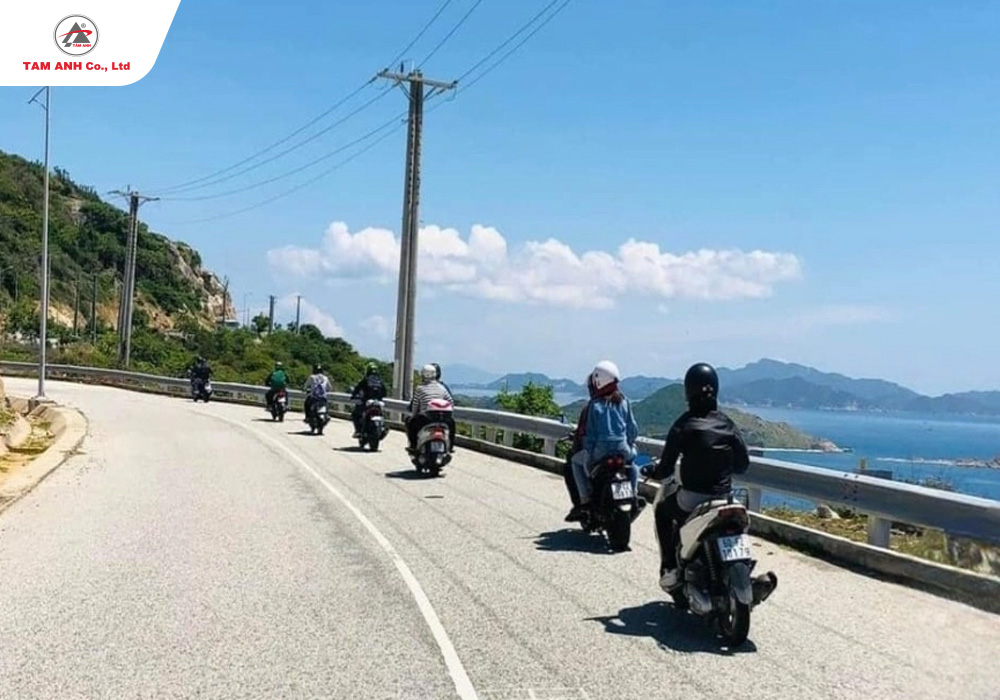 Quan sát và giảm tốc độ để xử lý kịp thời các tình huống bất ngờ