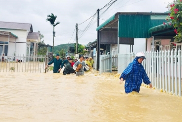 Tình người sau mưa lũ - HEAD Tâm Anh cùng người dân chung tay khắc phục hậu quả mưa lũ.