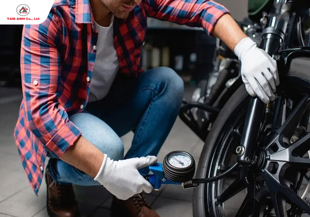 Trước khi cất giữ nên bơm lốp đúng áp suất theo quy định
