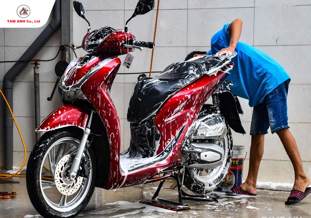 Nên vệ sinh xe sạch sẽ các vị trí như gầm xe trước khi cất giữ