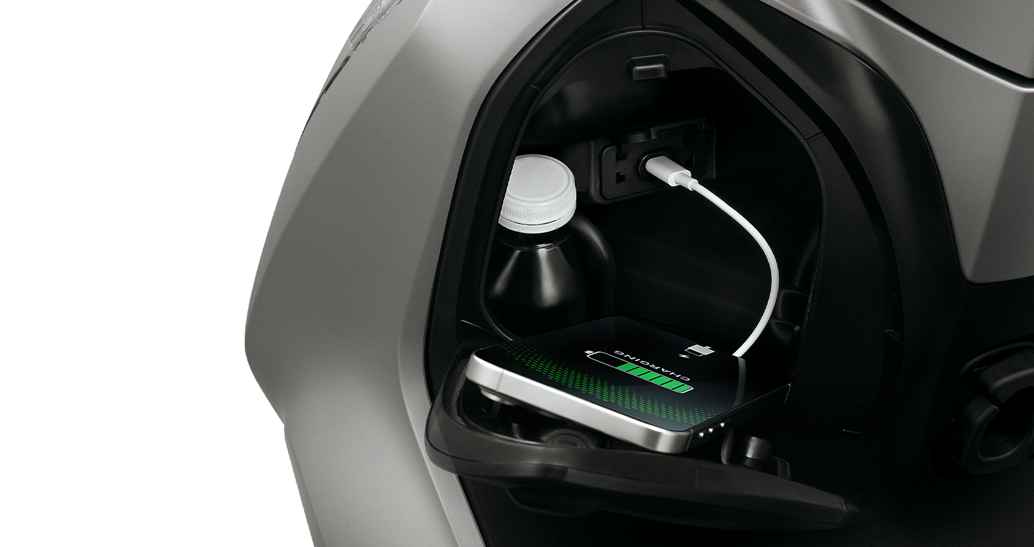 Hộc đựng đồ phía trước rộng rãi, tích hợp cổng sạc USB Typy C tiện lợi