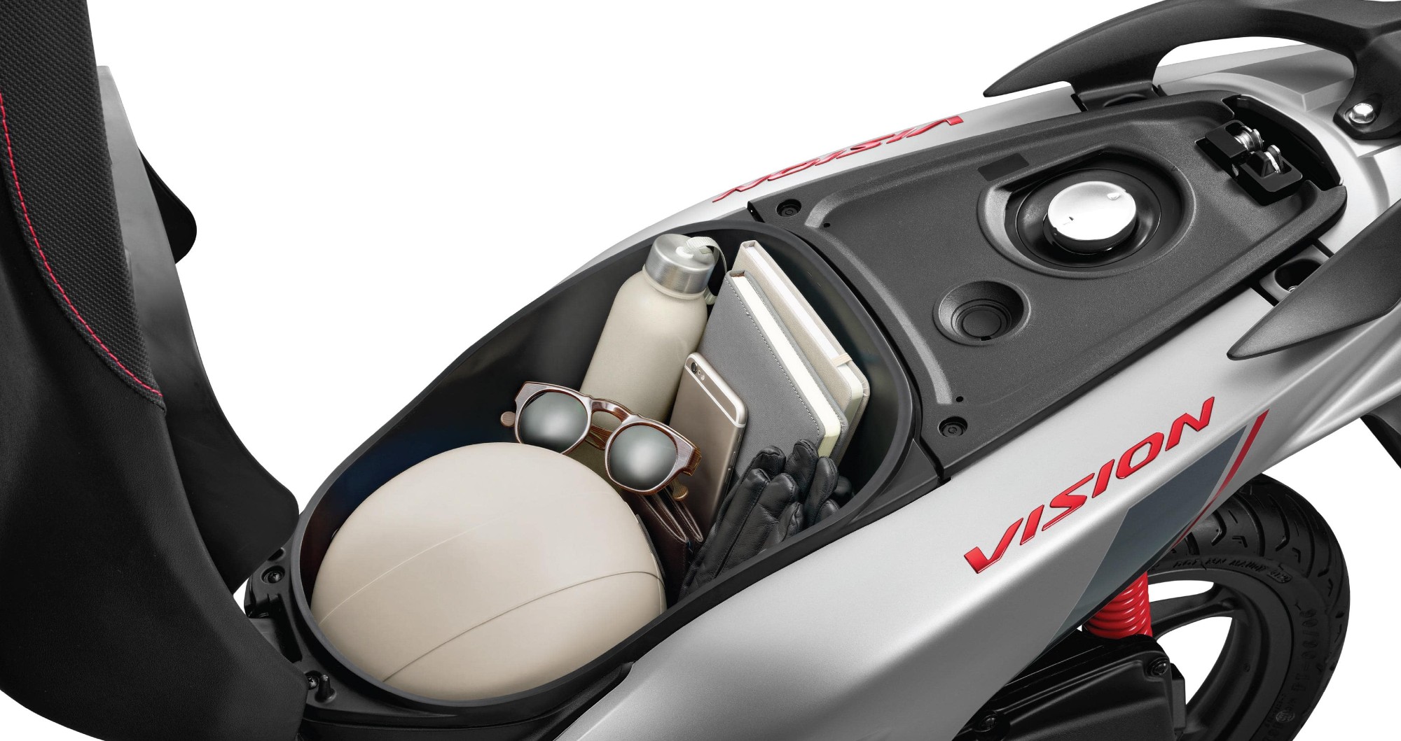 Logo 3D màu đỏ được tạo khối nổi trên thân xe, kết hợp các đường nét sắc sảo