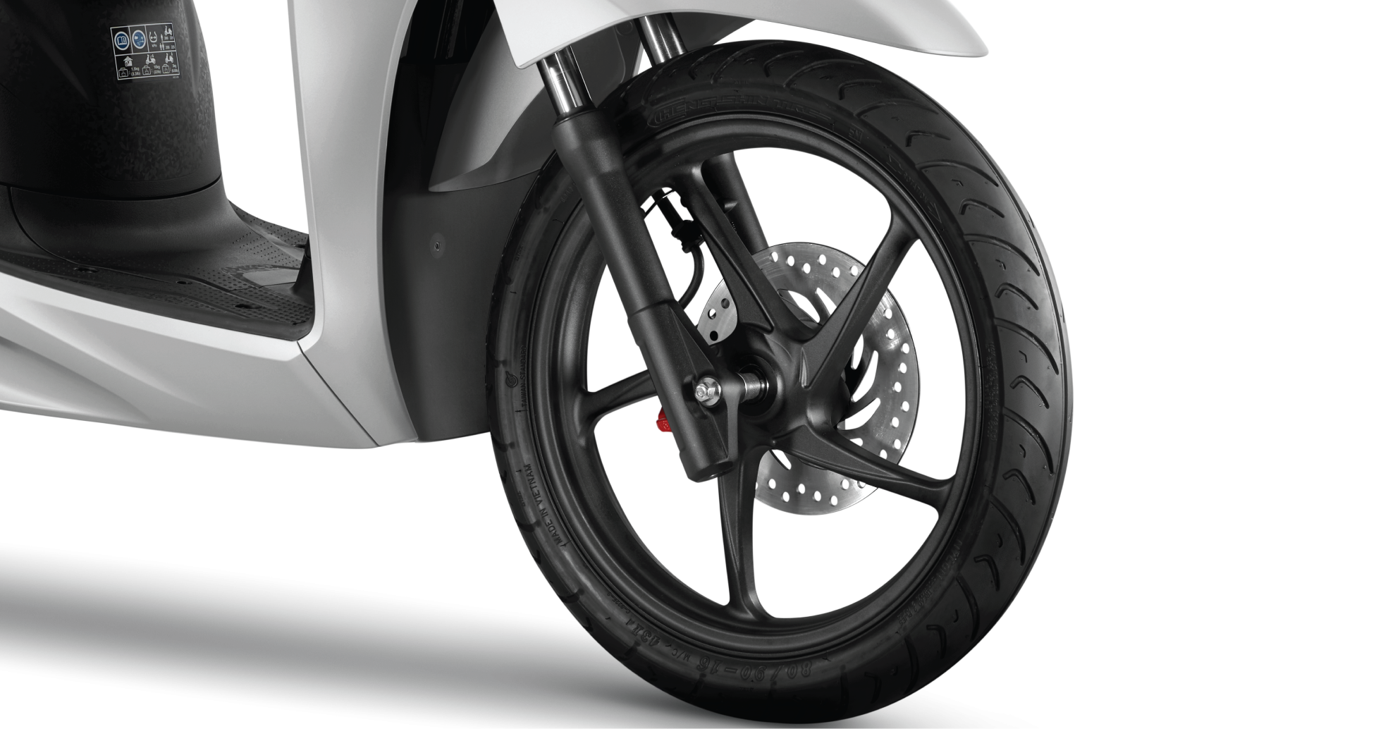 Bánh xe trước 16 inch giúp tư thế lái cao, ổn định hơn