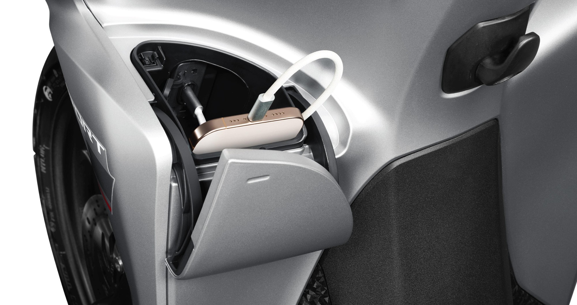 Hộc đựng đồ phía trước được thiết kế rộng rãi, có nắp đậy tiện lợi